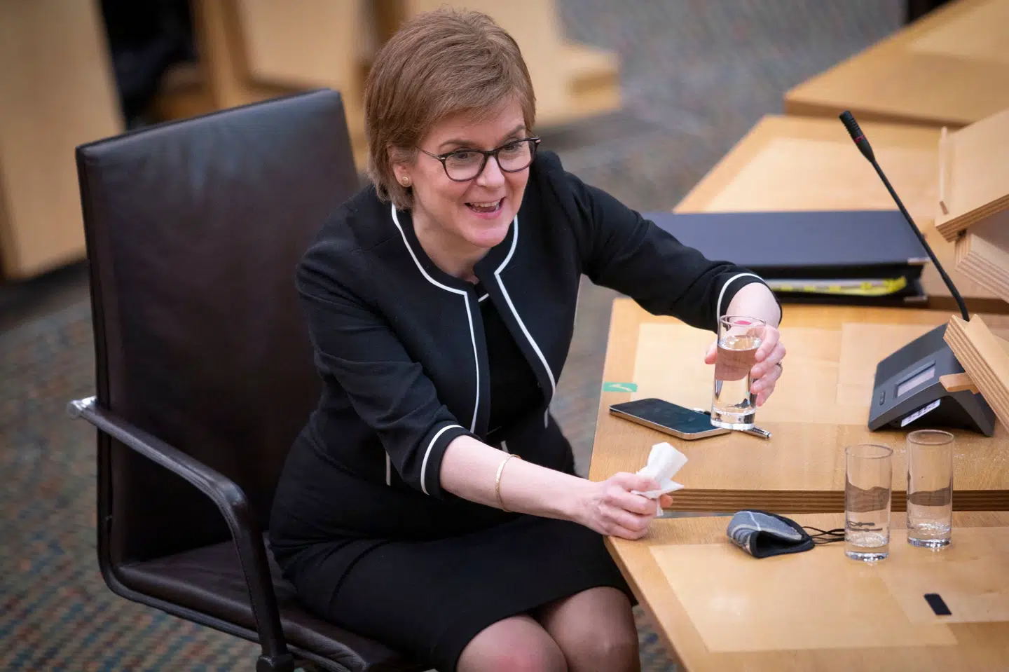 Skotlands førsteminister, Nicola Sturgeon, og hendes parti SNP står til at vinde torsdagens parlamentsvalg i Skotland, men det afgørende bliver, om partiet får absolut flertal. Sker det, vil Sturgeon forsøge at få udskrevet en ny folkeafstemning om selvstændighed. (Arkivfoto). Jane Barlow/Ritzau Scanpix