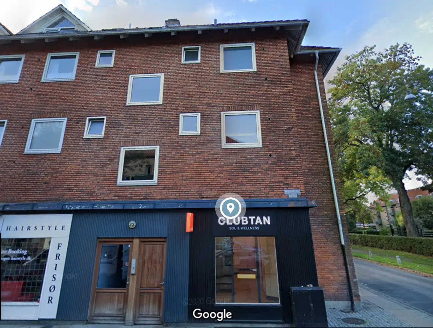 Det var i dette solcenter på Mozartsvej i Sydhavnen i København, at den 48-årig serieblotter udsatte to unge piger for blufærdighedskrænkelse.