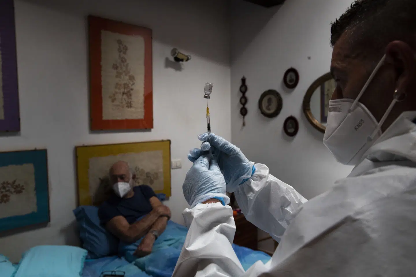 Ifølge WHO's generalsekretær, Tedros Adhanom Ghebreyesus, kan USA's opbakning få betydning for den globale fordeling af vacciner. Her får en mand sit stik i Rom tidligere denne uge. Alessandra Tarantino/Ritzau Scanpix