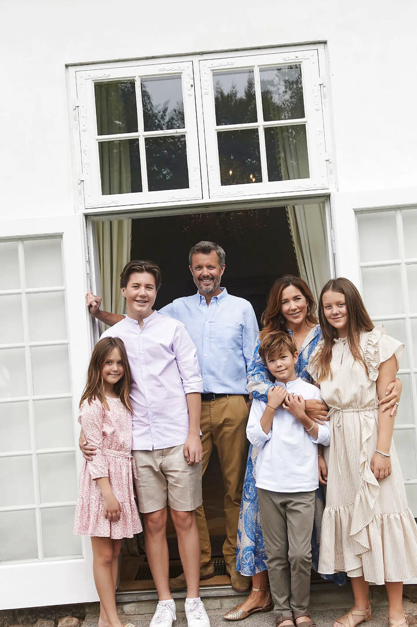 Prinsesse Josephine, prins Christian, kronprins Frederik, prins Vincent, kronprinsesse Mary og prinsesse Isabella. Sommerhilsen fra kronprinsfamilien 2020. Billederne er lagt på kongehuset.dk den 31. august 2020. **BEMÆRK: Handout fra Kongehuset. Billedet må kun benyttes til redaktionel dækning. Det er ikke tilladt at ændre i billedet, medmindre der er tale om en beskæring af hensyn til mediets format. 'Franne Voigt, Kongehuset' skal krediteres ved brug. DENMARK ONLY**