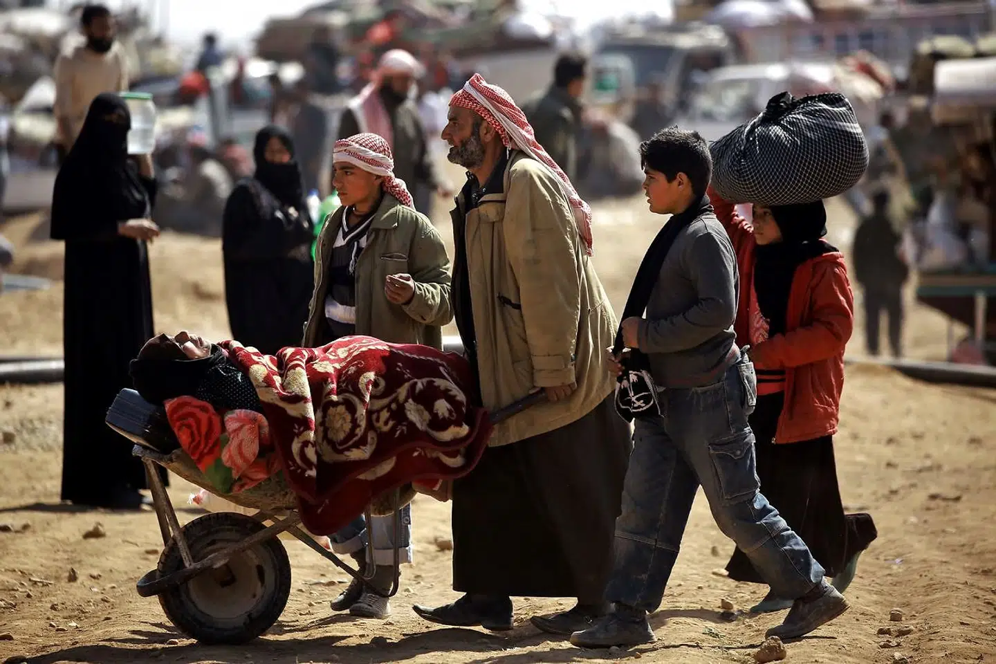 ARKIVFOTO 2017 syriske flygtninge i en lejr i Manbji, Syrien- - Se RB 2/4 2017 06.00. Udviklingsministeren håber, at det danske bidrag kan få andre lande til at følge efter. Situationen for de civile ofre for krigen i Syrien bliver mere og mere desperat.Sådan lyder det fra den danske udviklingsminister, Ulla Tørnæs (V), forud for en international konference om Syrien i den kommende uge. Her vil den danske regering donere 250 millioner kroner til den humanitære indsats i Syrien og landets nærområder. . (Foto: DELIL SOULEIMAN/Scanpix 2017)
