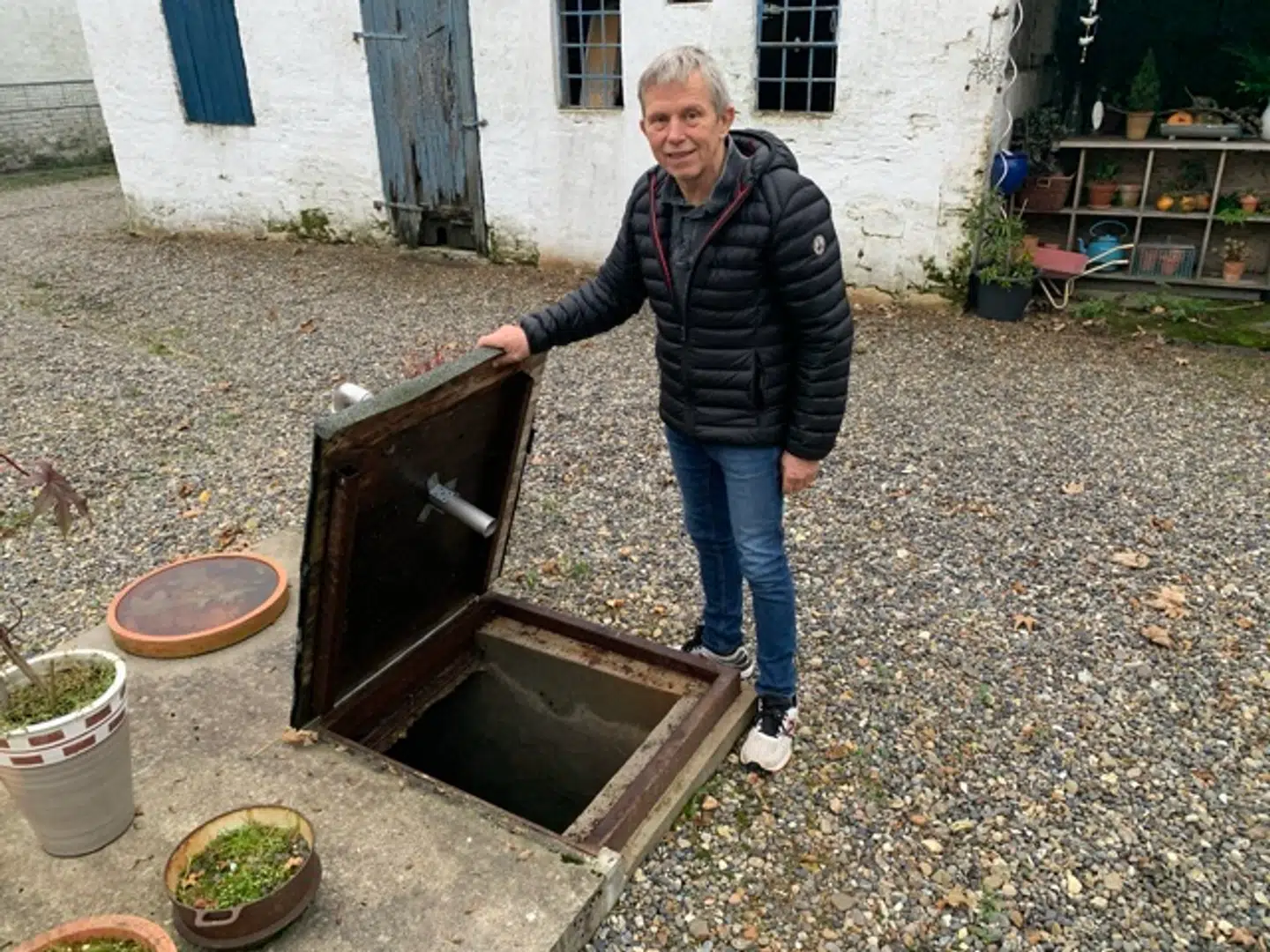 »Der står i papirerne, at det myndighederne gør er lovligt, hvis man ligger 300 meter væk. Og det ville jeg bedre kunne forstå, hvis det handlede om for eksempel 15-20 malkekøer, der skulle graves ned. Men tre millioner mink, der bliver smidt ned i et hul så tæt på... Det bliver myndighederne altså nødt til at råde bod på. Det er i hvert fald begyndt at tage min nattesøvn,« siger Mogens Leth, som er nærmeste nabo til mink-massegravene.Foto: Jens Anton Havskov