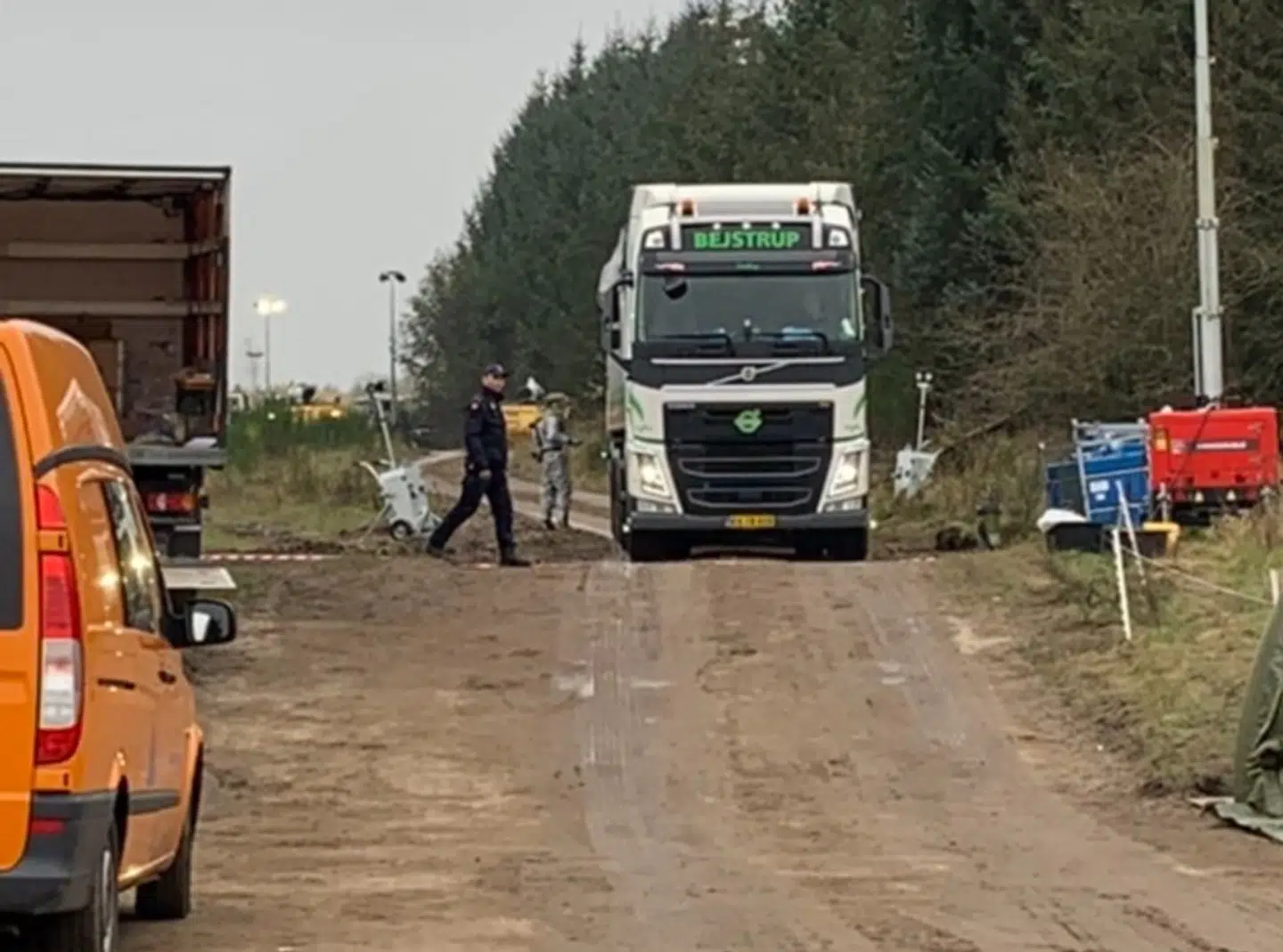 I ugevis kørte lastbiler i november i pendulfart ind fyldte og ud tømte til og fra mink-massegravene ved Nørre Felding (foto) og Kølvrå. Nu skal minkene graves op igen - med forventede fæle lugtgener til følge for naboerne i området.Foto: Jens Anton Havskov