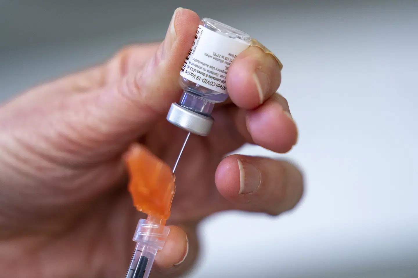 Der er fuld gang i vaccination mod covid-19 landet over. Nu vil forskere afklare, om en række symptomer som for eksempel muskelsmerter og træthed optræder hyppigere hos vaccinerede sammenlignet med personer, der ikke har fået et prik i overarmen. (Arkivfoto). Jonathan Hayward/Ritzau Scanpix