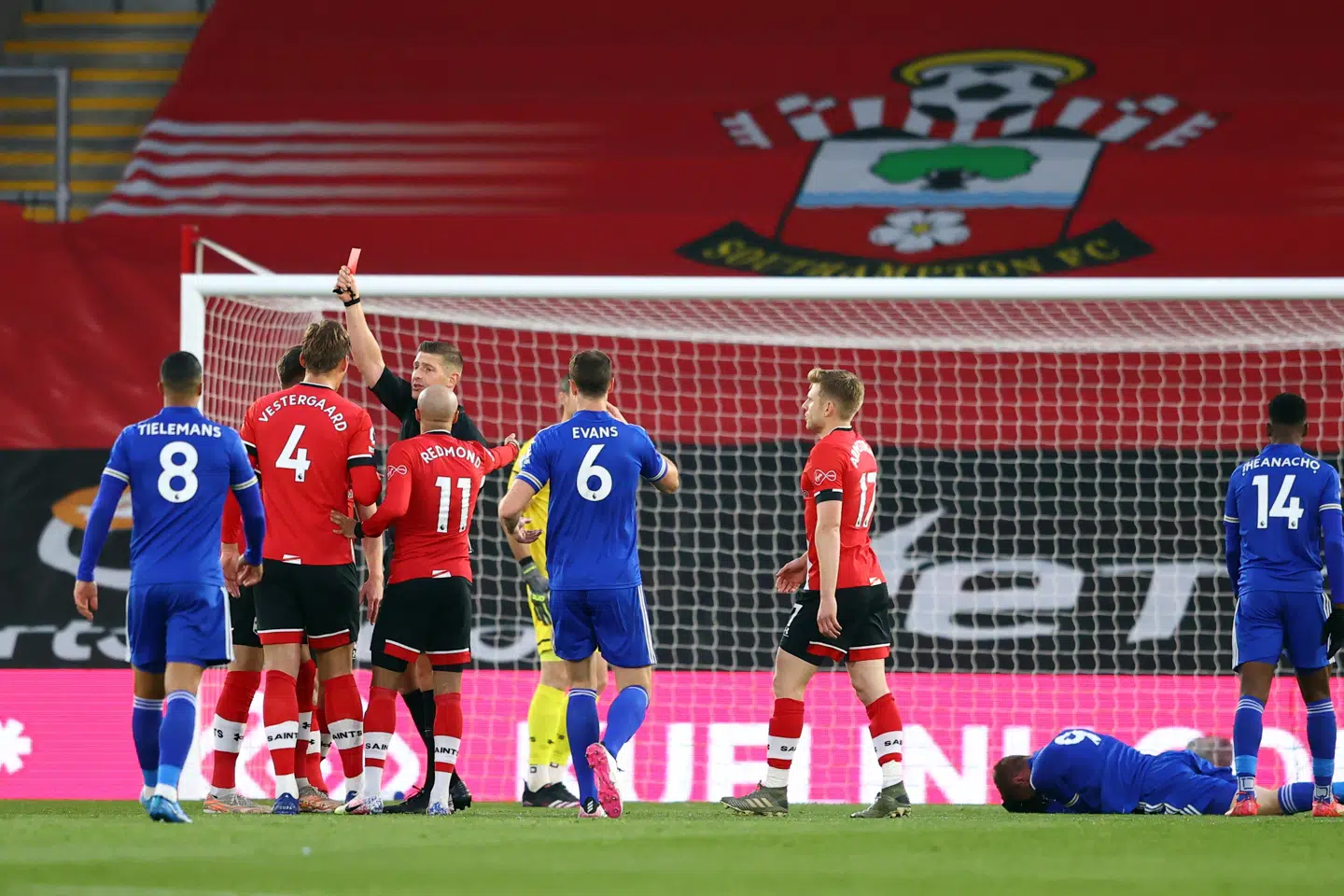 Jannik Vestergaard bliver her vist det røde kort i 1-1-kampen mod Leicester. Michael Steele/Reuters