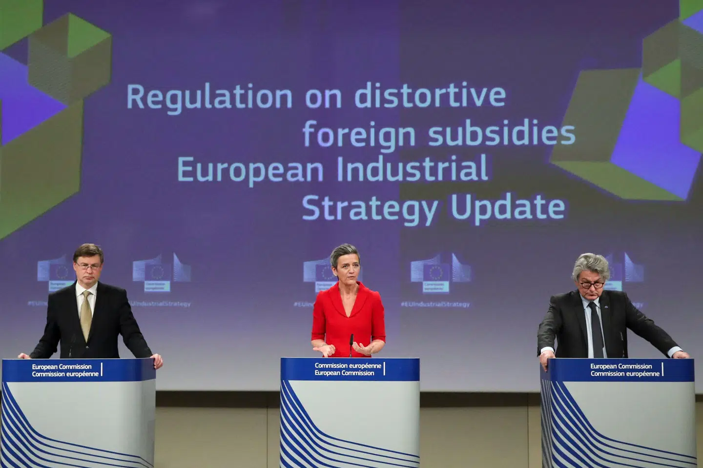 Margrethe Vestager, Valdis Dombrovskis og Thierry Breton præsenterede onsdag EU-Kommissionens udspil til EU's industripolitik. Yves Herman/Ritzau Scanpix
