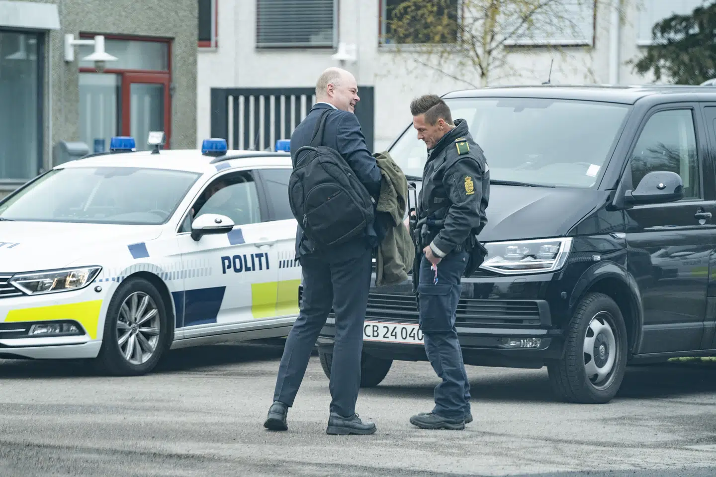 Advokat Gert Dyrn (t.v.) kalder spionsag for den vigtigste sag i dansk retshistorie siden retsopgøret efter Besættelsen. På billedet ses Dyrn forud for et retsmøde ved rettens lejede lokaler i Herfølge. Claus Bech/Ritzau Scanpix