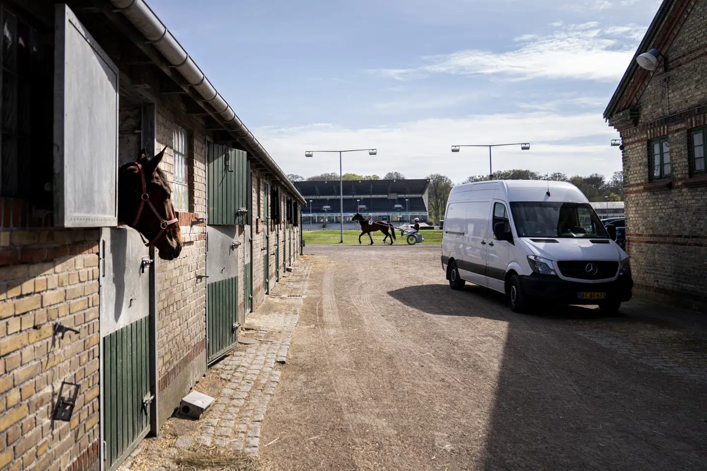 En stribe seksuelle krænkelser fandt på og omkring Charlottenlund Travbane. Onsdag er en 56-årig mand blevet dømt i sagen. Han er samtidig blevet frifundet for flere voldtægter. (Arkivfoto) Ida Guldbæk Arentsen/Ritzau Scanpix