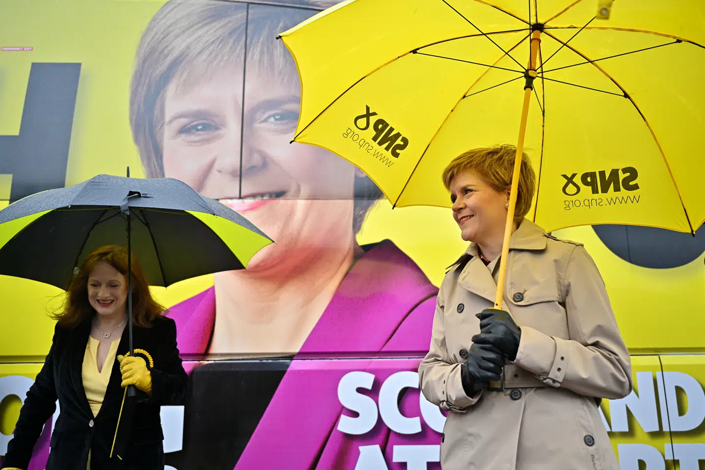 Skotlands førsteminister Nicola Sturgeon (th) og partifællen Joan McAlpine (tv) på valgturne i denne uge op til torsdagens valg. Pool/Reuters