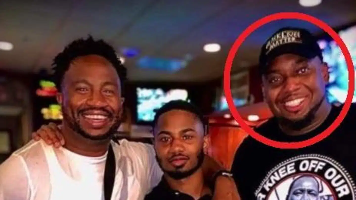 Brandon Mitchelle ses til højre sammen med en fætter og en ven. I en t-shirt, der nu har vakt opsigt i USA.