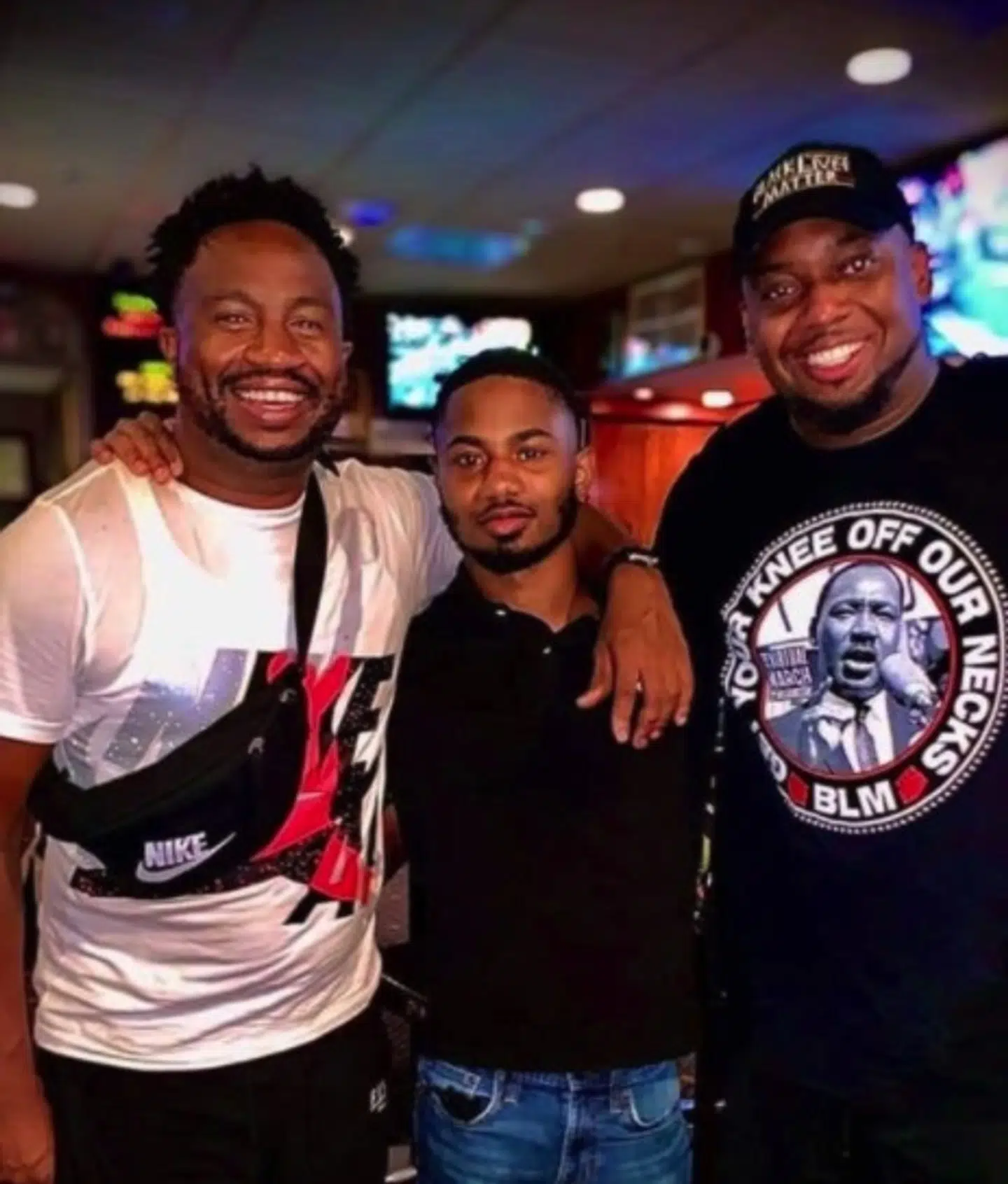 Brandon Mitchelle ses til højre sammen med en fætter og en ven.