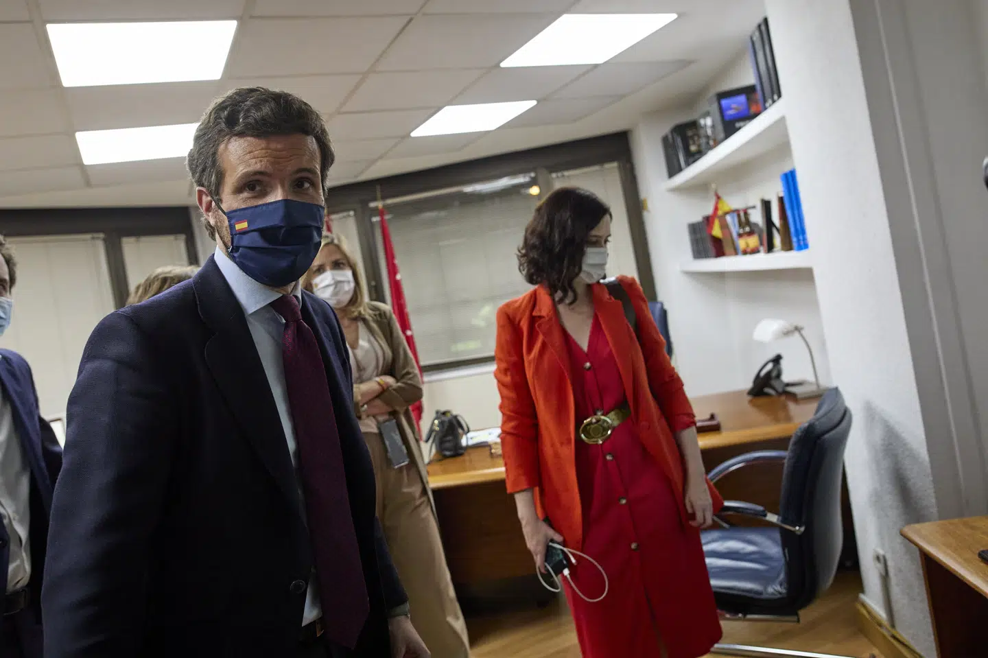 Partiformand for det konservative PP, Pablo Casado, ses her sammen med Isabel Díaz Ayuso, der blev genvalgt som leder af lokalregeringen i Madrid ved tirsdagens regionalvalg. Jesús Hellín/Ritzau Scanpix