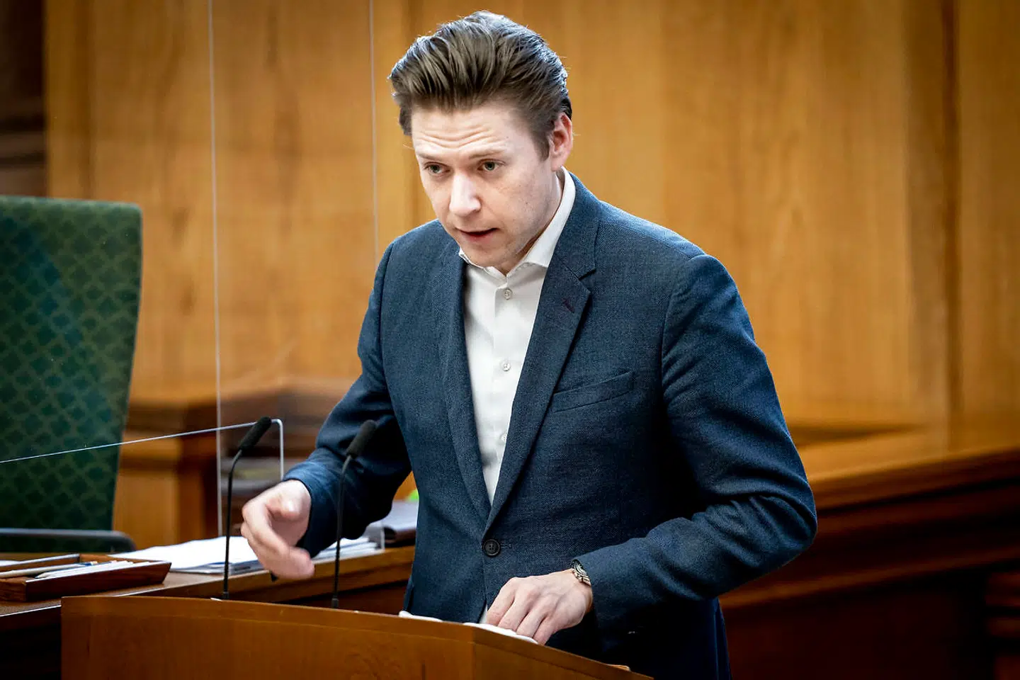 Rasmus Horn Langhoff (S) forklarer, at der er for mange ubekendte i pandemien til at han kan give garantier for hvornår mundbind og coronapas forsvinder.