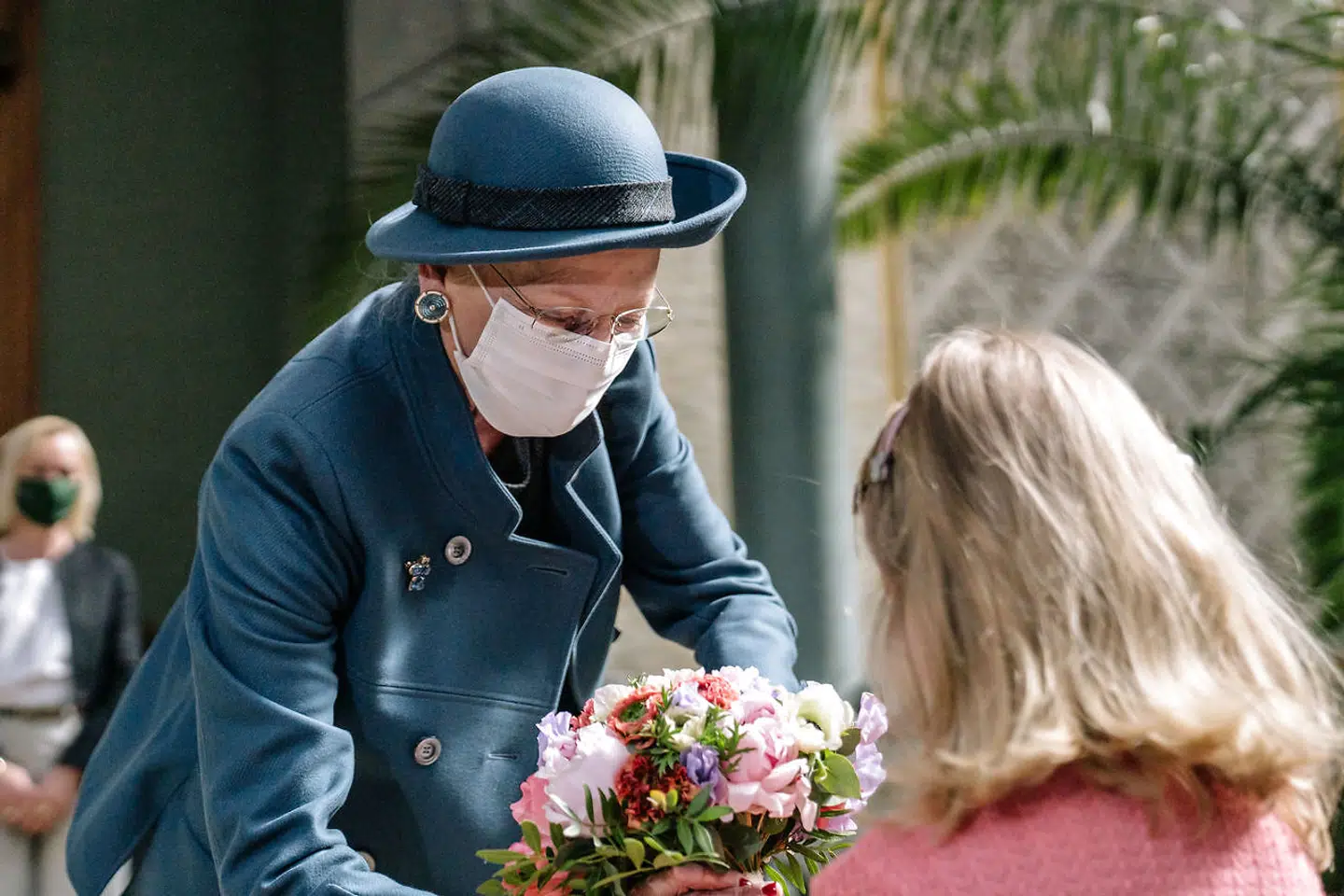 Dronningen kan ikke vide sig sikker på, at hun ikke skal bruge mundbind, når hun fylder 131 år. Regeringen vil ikke give garantier for, hvornår mundbind og coronapas forsvinder.