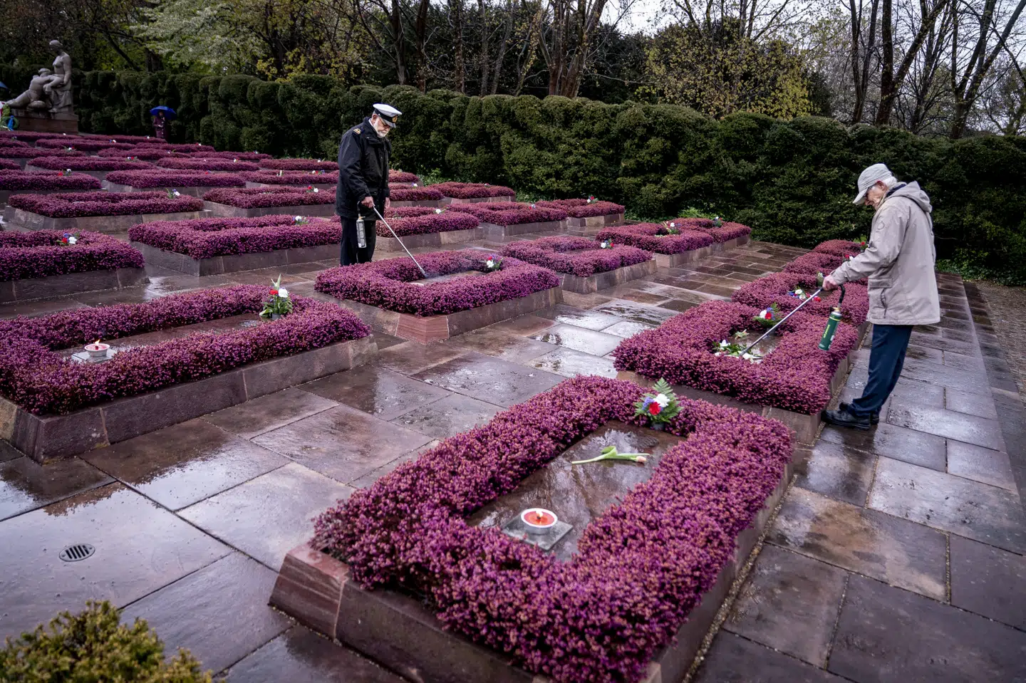 I Mindelunden i Ryvangen nord for København er Befrielsen også blevet markeret tirsdag. Medlemmer af Hjemmeværnet har tændt lys på gravene i lunden. Også den traditionelle højtidelighed i Mindelunden har i år været anderledes end normalt som følge af risikoen for coronasmitte. Liselotte Sabroe/Ritzau Scanpix