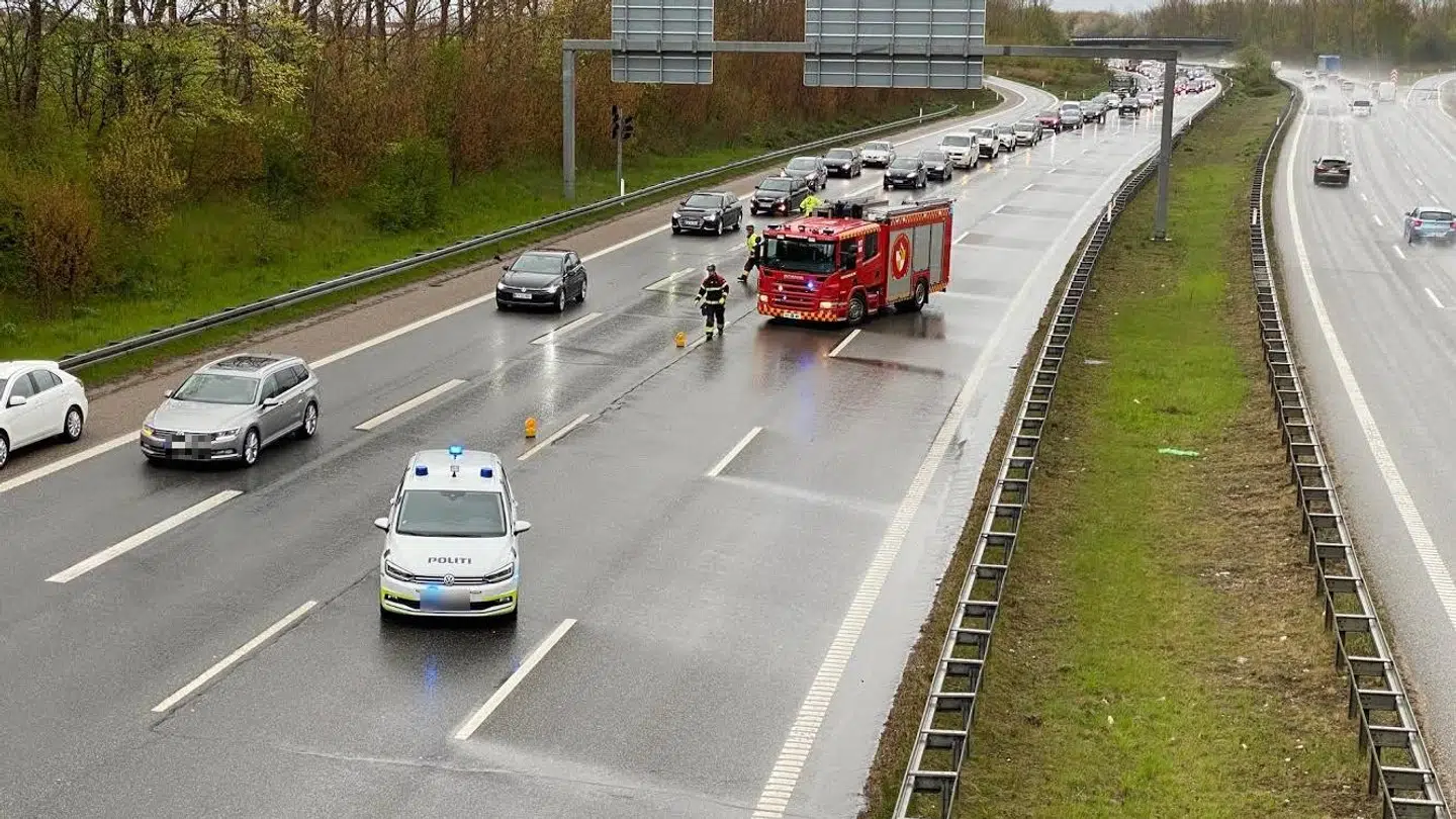 Uheldet har skabt kø på strækningen mod Holbæk. Politiet arbejder på stedet. Foto: Presse-fotos.dk