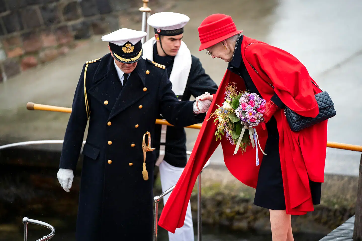 Dronning Margrethe på vej ombord på den chalup, der sejlede hende ud til kongeskibet.