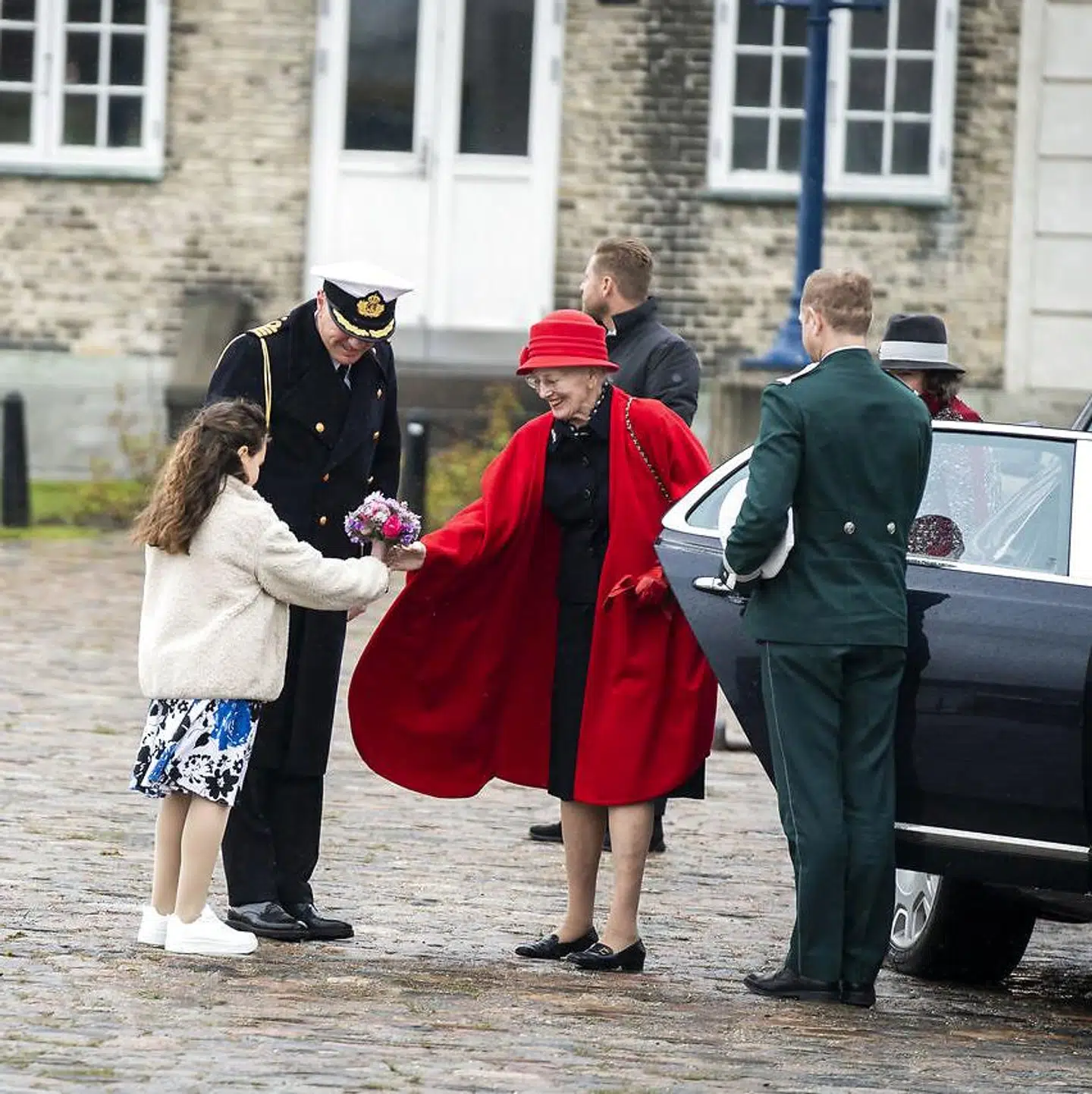 Inden hun forlod landjorden, modtog Dronning Margrethe en buket blomster fra en fremmødt pige.