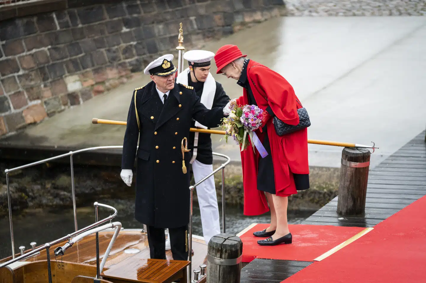 Dronning Margrethe går om bord på båden, der skal bringe hende ud til Kongeskibet. (Arkivfoto) Emil Helms/Ritzau Scanpix