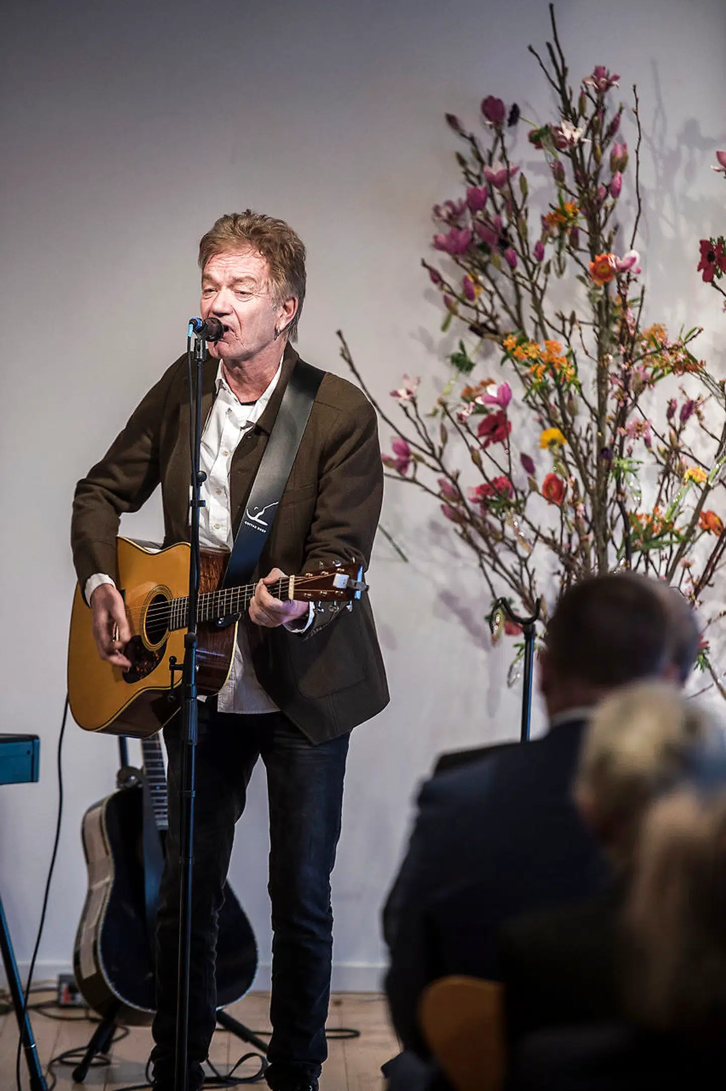 Under corona nedlukningen har Lars Lilholt kun spillet til private fester og holdt kocerter på Facebook. Her er han ved en tidligere koncert ved uddelingen af Den Berlingske Fonds Hæderspris i 2018.