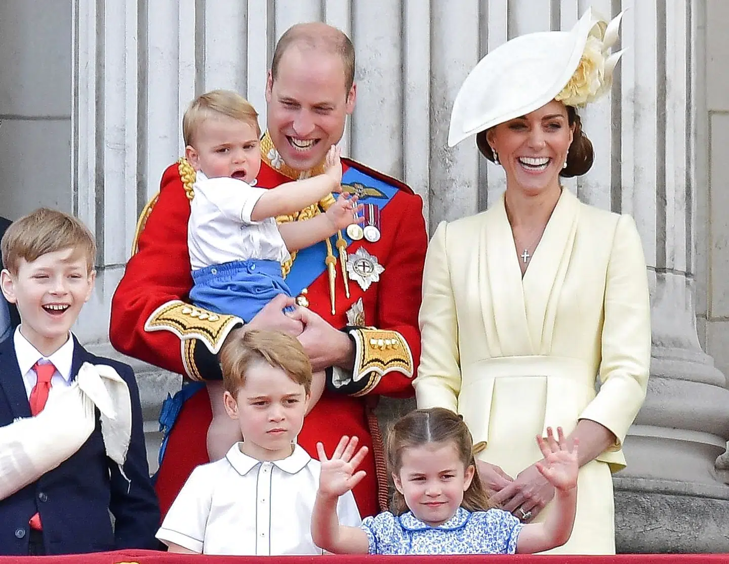 William og Kate fotograferet med deres tre børn i sommeren 2019. Det britiske monarki overlever ikke deres tid, mener en britisk forfatter med indsigt i kongehuset. (Arkivfoto)