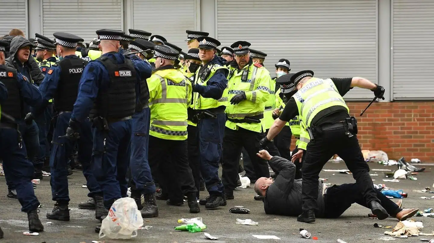 Politiet havde travlt uden for Old Trafford søndag.