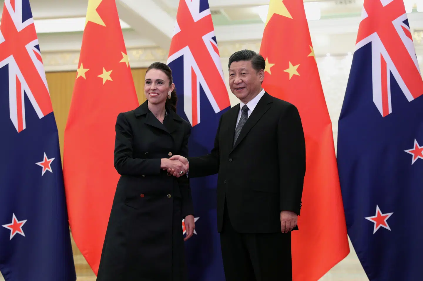 Kinas præsident, Xi Jinping, og New Zealands premierminister, Jacinda Ardern, ved et møde i Bejing i 2019. New Zealand kritiseres nu af allierede for en Kina-venlig politik trods Beijings undertrykkelse af blandt andet uighurerne. Pool/Reuters
