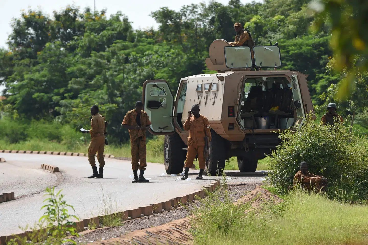 Burkinske soldater på patrulje. Formodede militante har dræbt mellem 12 og 30 mennesker i den østlige del af Burkina Faso mandag. (Arkivfoto) Sia Kambou/Ritzau Scanpix