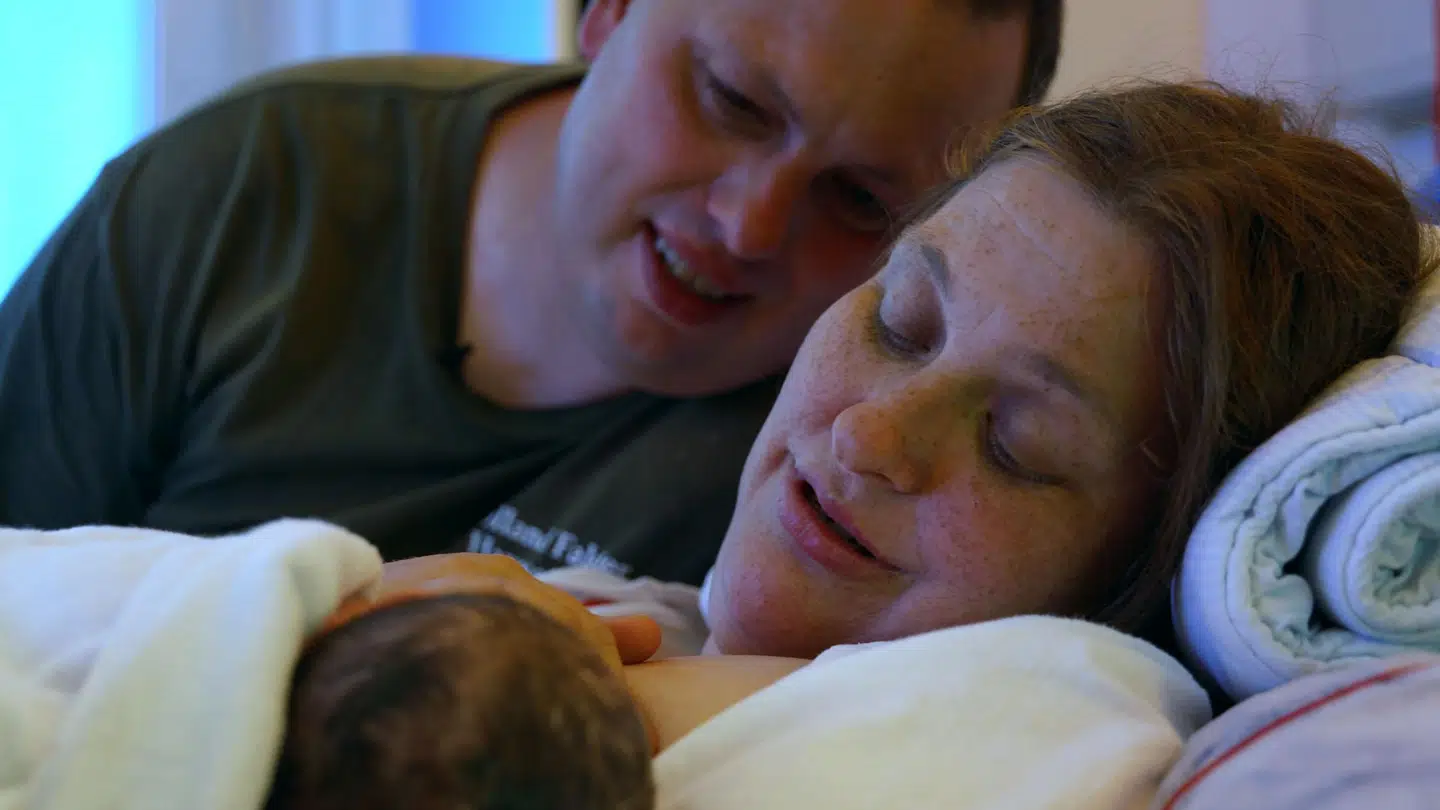 Parret med deres søn, Martin, der er blevet tvangsbortadopteret. Foto: Kristian Friis/TV 2.