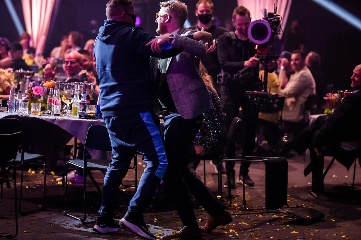 Nikolaj Stokholm måtte have hjælp til at komme på benene igen.