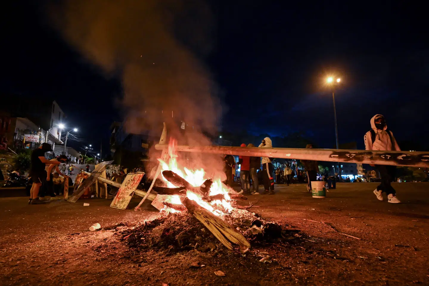 Demonstranter har blokeret en gade i byen Cali i Colombia, der siden onsdag har været præget af voldsomme demonstrationer mod en foreslået skattereform. Luis Robayo/Ritzau Scanpix