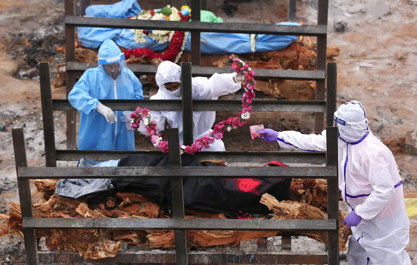 Begravelsesforberedelser i Bangalore, Indien. Indiens krematorier kan slet ikke følge med pandemien