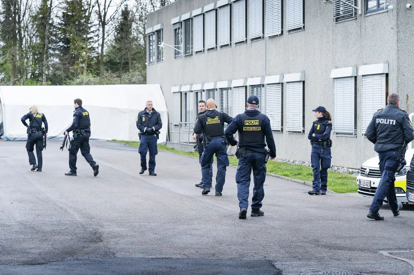 Retten i Roskildes lejede lokaler i Herfølge var mandag genstand for massiv politibevogtning. I lokalerne behandles en sag om spionage og terror. Claus Bech/Ritzau Scanpix