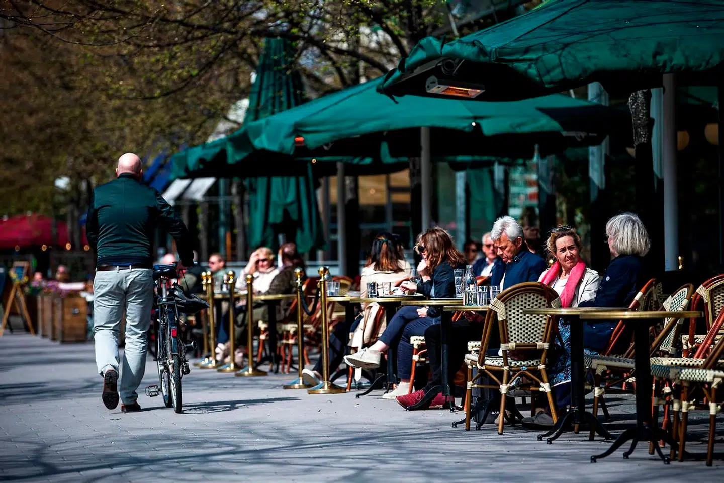 Mens det meste af Europa var lukket ned, kunne svenskerne i foråret 2020 stadig spise på restaurant og børnene gå i skole. (Photo by Jonathan NACKSTRAND / AFP)