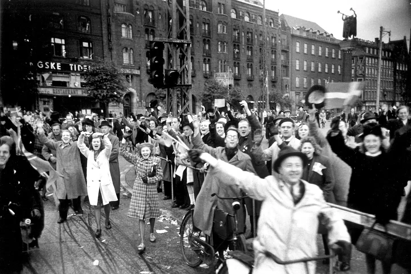 Glade danskere på Rådhuspladsen 4. maj i forbindelse med Danmarks befrielse. (Arkivfoto) Sven Gjørling/Ritzau Scanpix