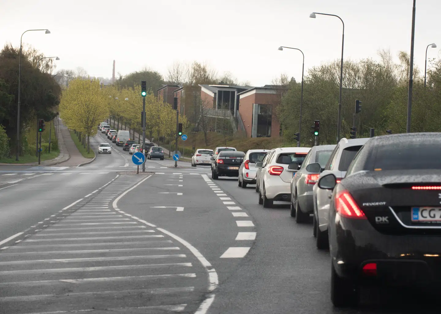 Et uheld på Alssundbroen skabte lange køer i og omkring Sønderborg mandag morgen.