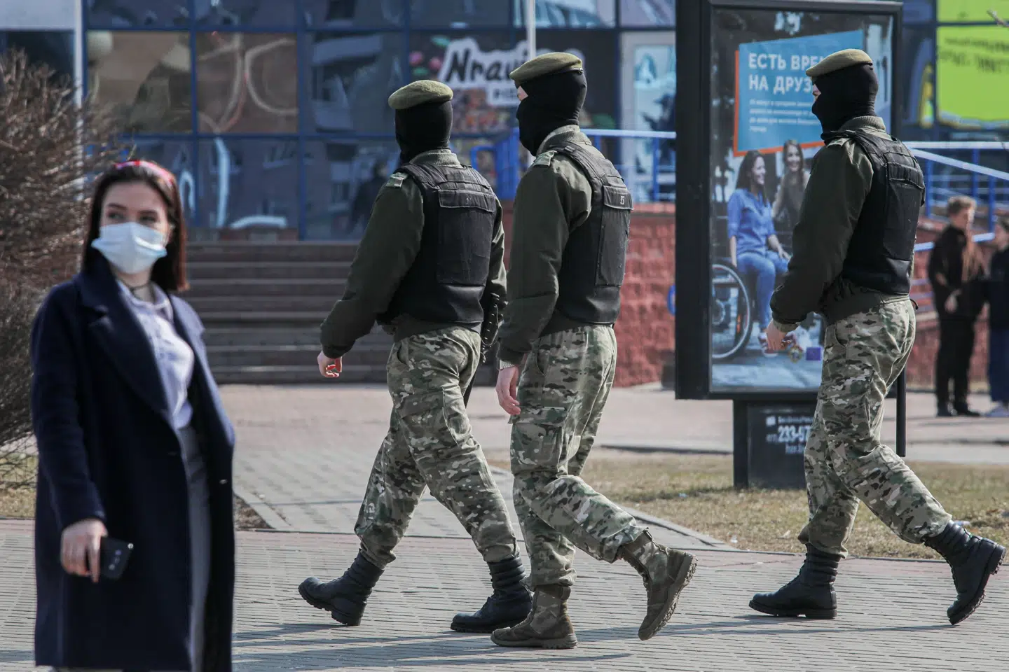 Hviderussiske sikkerhedsfolk ses her patruljere i hovedstaden Minsk i marts. En oppositionspolitiker opfordrer til til nye demonstranter mod præsident Lukasjenko næste weekend. Belapan/Reuters