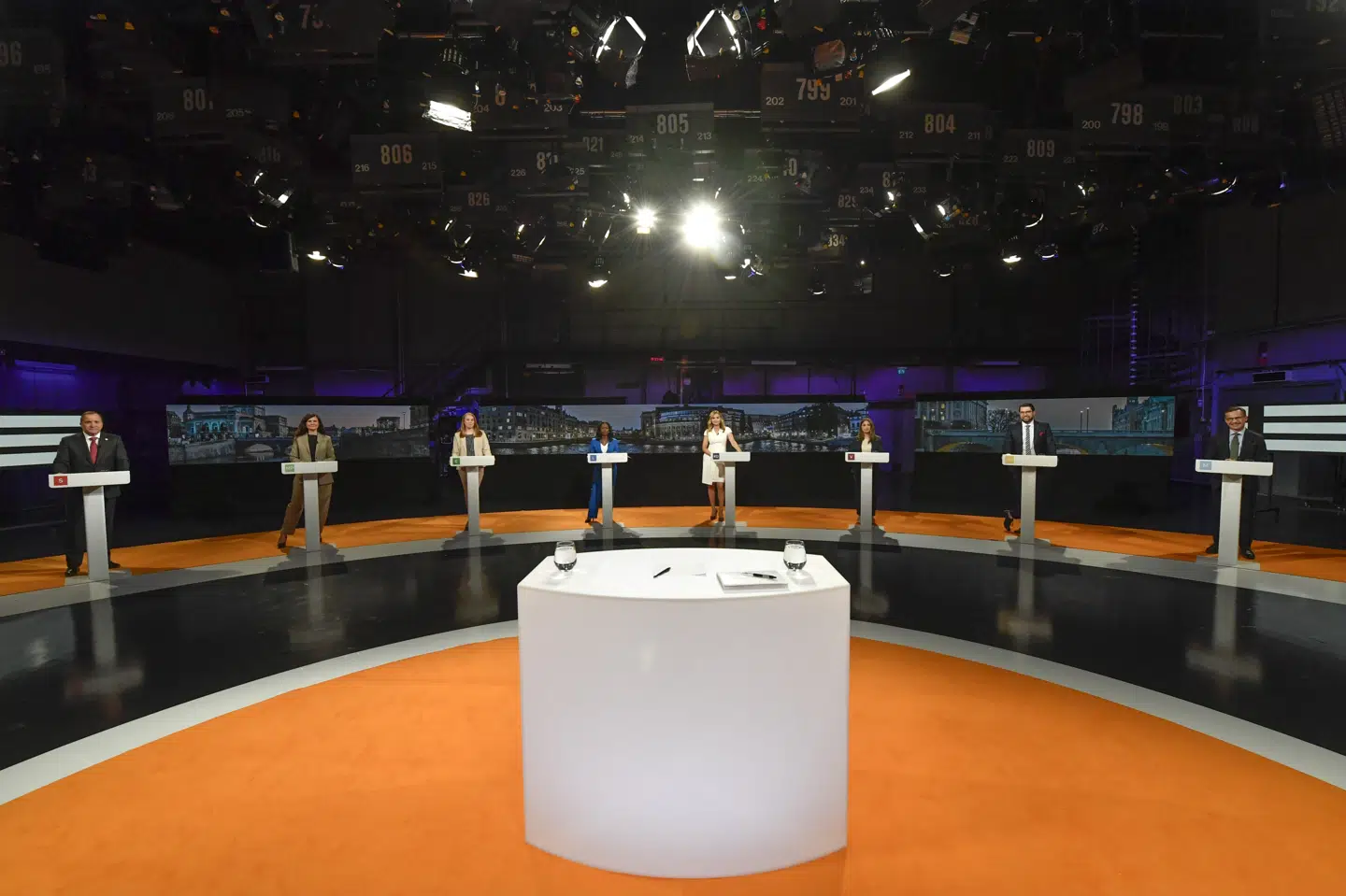Partilederne Stefan Löfven (S), Märta Stenevi (MP), Annie Lööf (C), Nyamko Sabuni (L), Ebba Bush (KD), Nooshi Dadgostar (V), Jimmie Åkesson (SD) og Ulf Kristersson (M) mødtes søndag aften til to timers tv-debat på SVT, hvor aftenens sidste emne var indvandring. 10060 Henrik Montgomery/Tt/Ritzau Scanpix