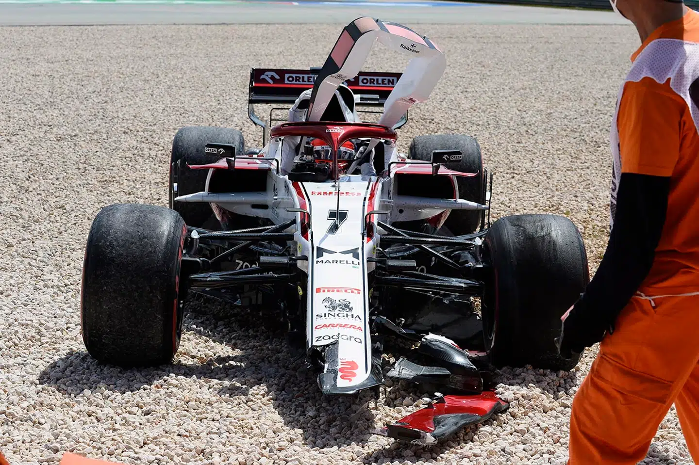 Kimi Raikkonen (Alfa Romeo) var den eneste kører der udgik af Portugals Grand Prix - den finske veteran røg af banen allerede på anden omgang.