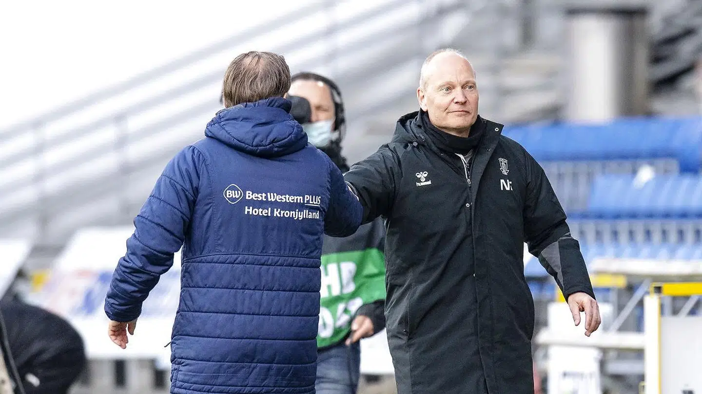 Niels Frederiksen ønsker Randers-træner Thomas Thomasberg tillykke med sejren.