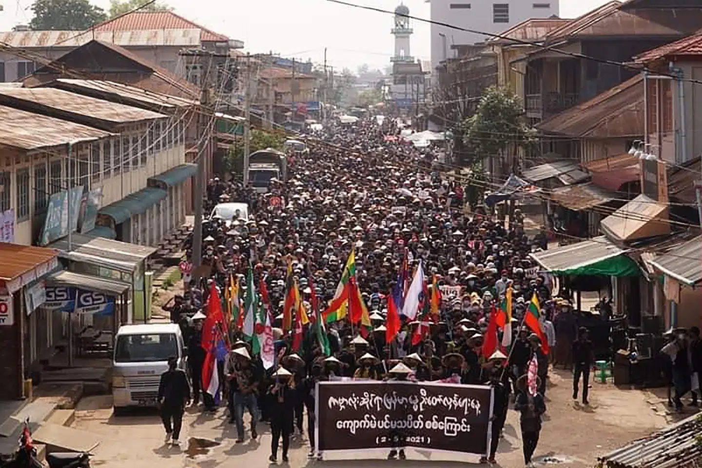 Tusinder af demonstranter deltog søndag i Global Myanmar Forårsrevolution Dag i byen Kyaukme i Shan-delstaten i Myanmar. Handout/Ritzau Scanpix