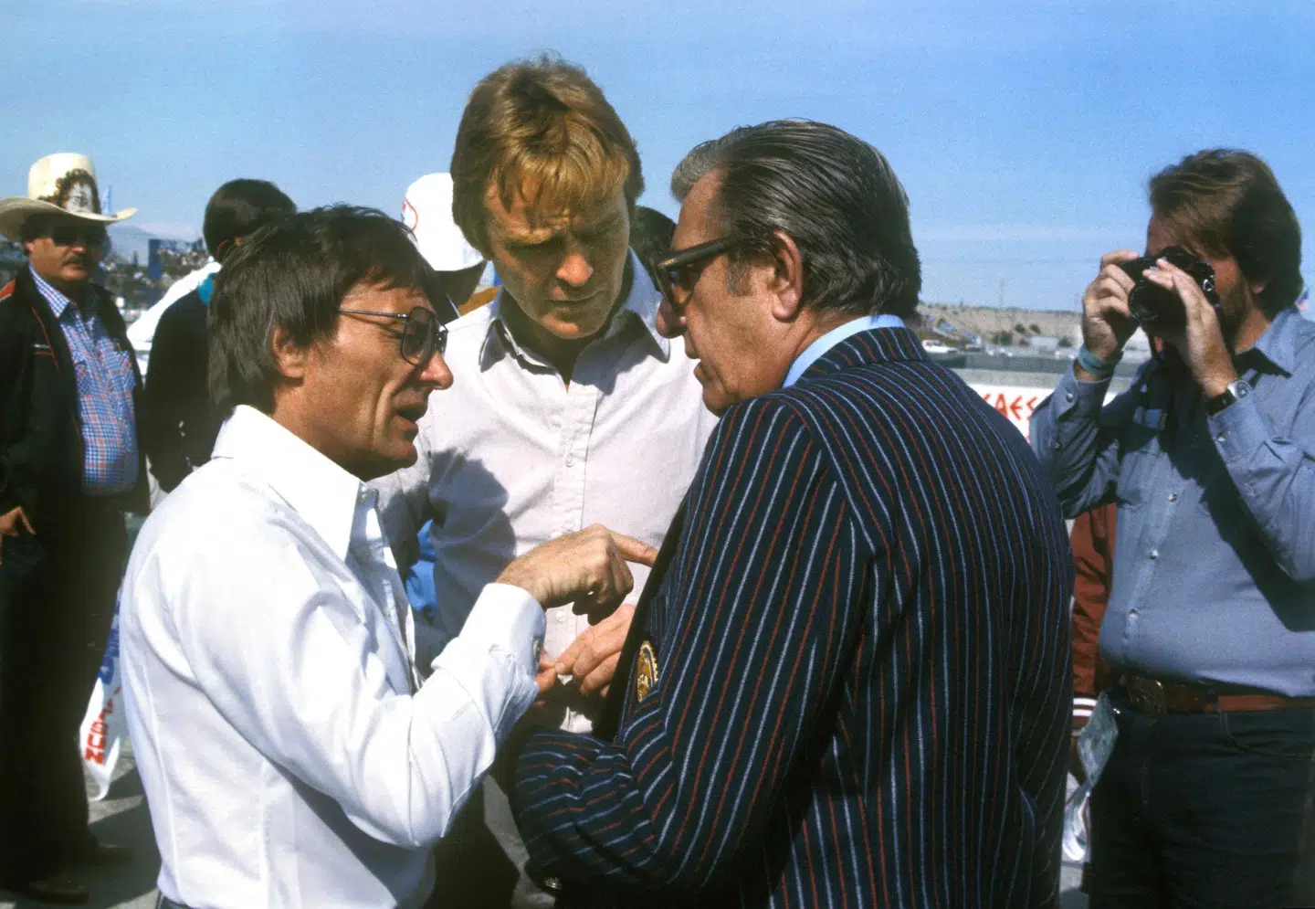 Bernie Ecclestone (t.v.), Max Mosley og FIA-præsident Jean-Marie Balestre i diskussion under Tysklands Grand Prix 1980.