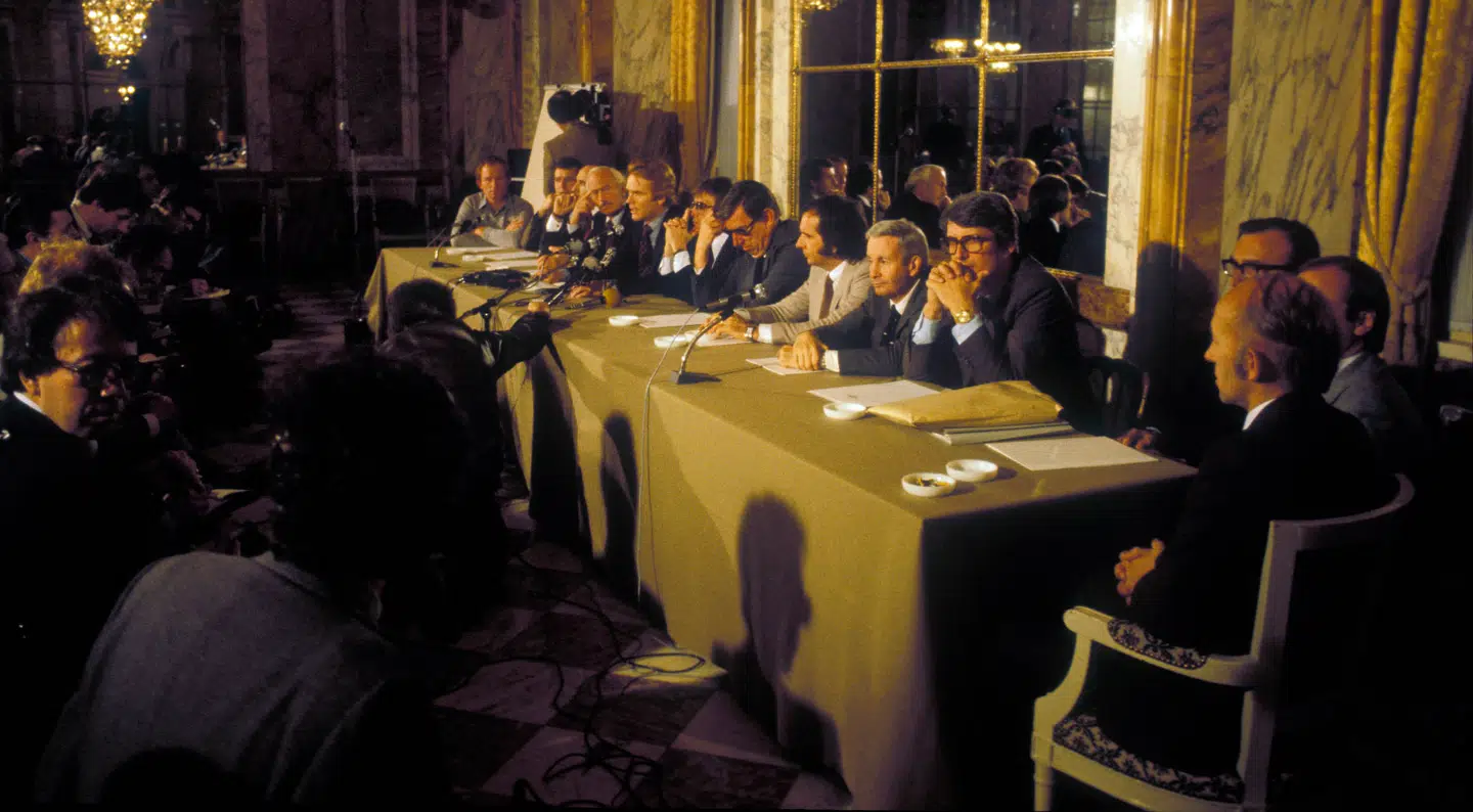 Bernie Ecclestone og teamcheferne fra FOCA-holdene præsenterer deres pirat-VM i vinteren 1980-81.