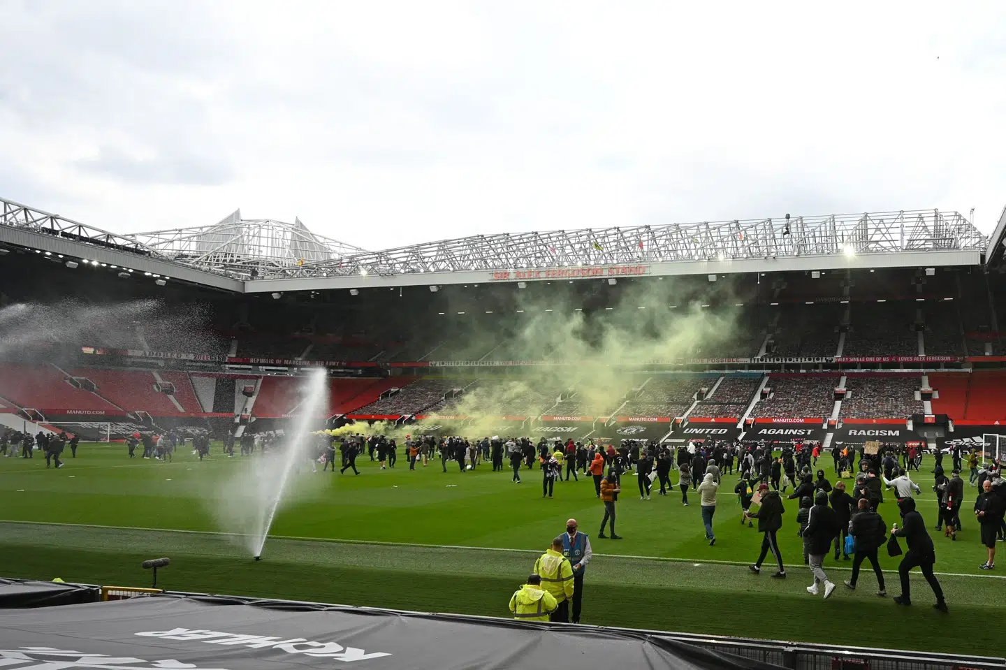 Tilhængere har tiltvunget sig adgang til Old Trafford for at protestere mod Manchester Uniteds ejere. Oli Scarff/Ritzau Scanpix