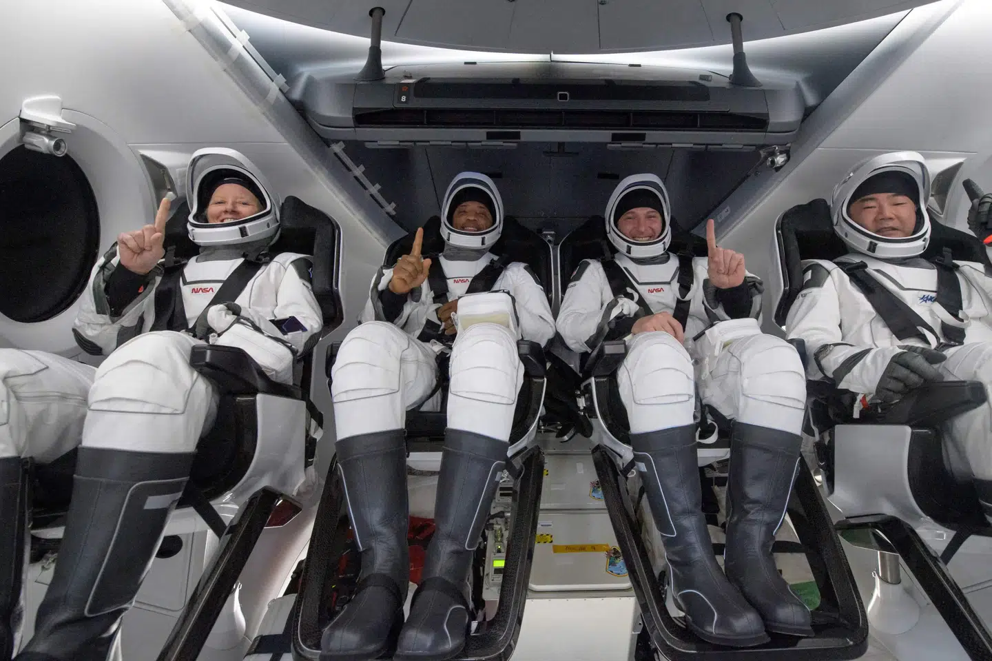 De tre amerikanere Michael Hopkins, Victor Glover og Shannon Walker samt japaneren Soichi Noguchi efter landingen ud for Floridas kyst i en Space X Crew Dragon kapsel. Bill Ingalls/Ritzau Scanpix