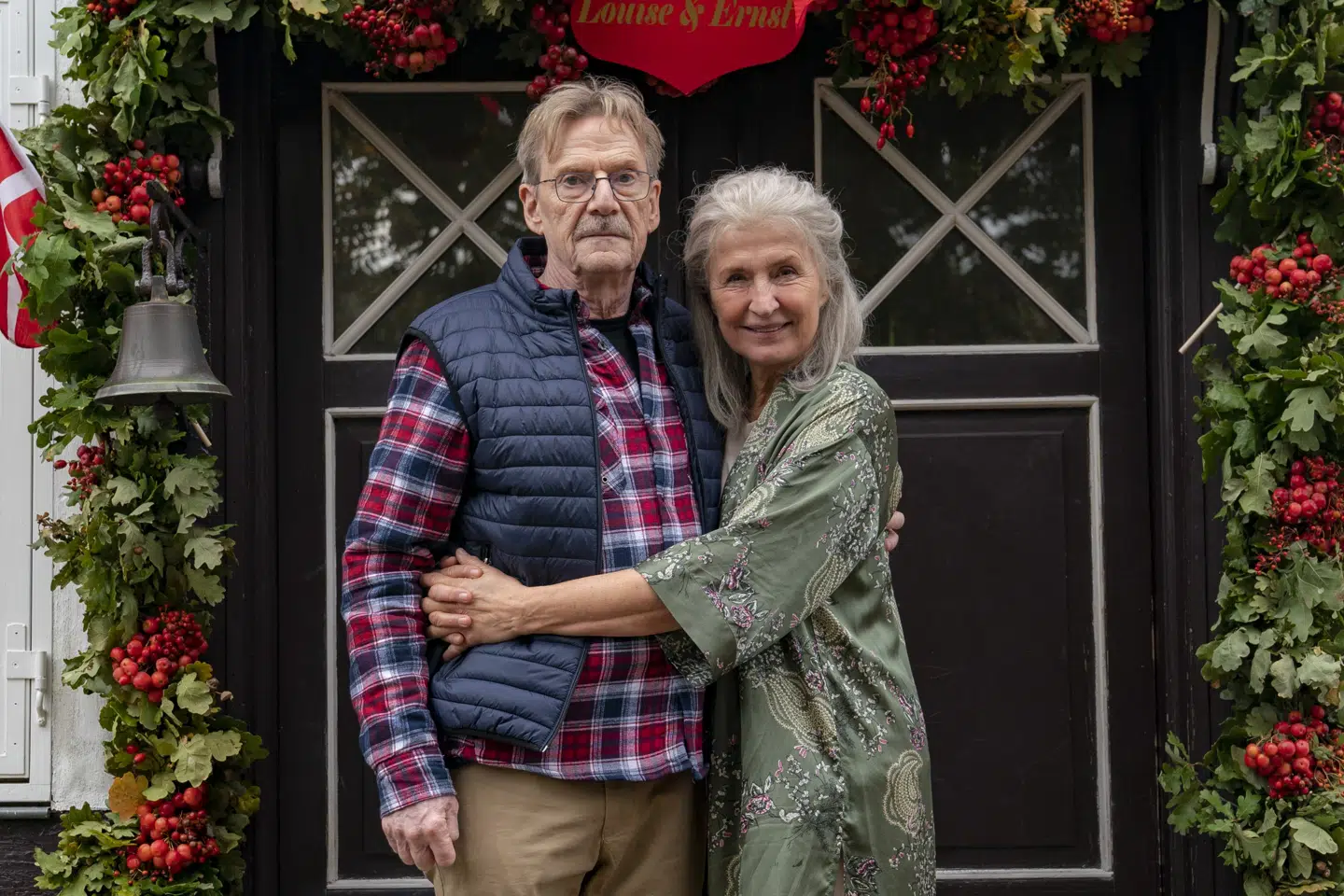 Stjerneskuespilleren Jesper Christensen er aktuel i noget så eksotisk dansk som en film om et guldbryllup i et forsamlingshus. Karen-Lise Mynster spiller hans hustru i filmen. Der er ingen anden skuespillerinde, som Jesper Christensen har været gift med så mange gange på filmlærredet som hende. (Stillfoto) Rolf Konow/Free