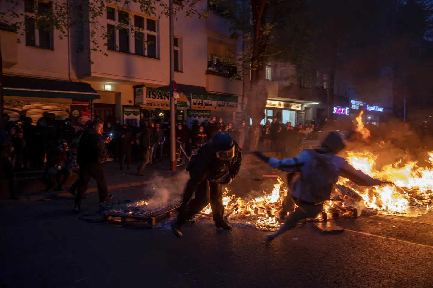 Politiet i Berlin måtte bruge peberspray mod demonstranter, der svarede igen ved at kaste sten og flasker tilbage. Christophe Gateau/Ritzau Scanpix
