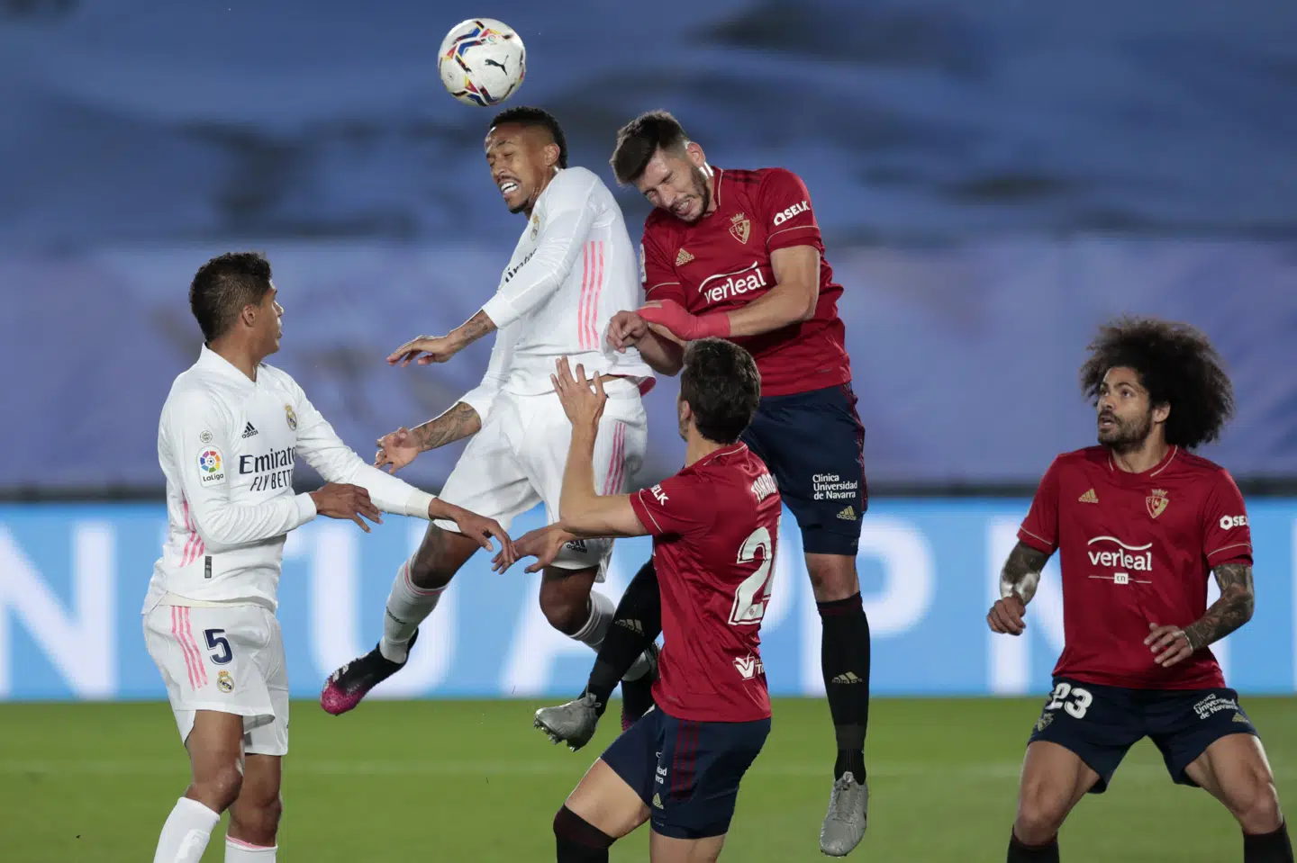 Eder Militao åbnede scoringen for Real Madrid, der sled sig til en 2-0-sejr. Bernat Armangue/Ritzau Scanpix