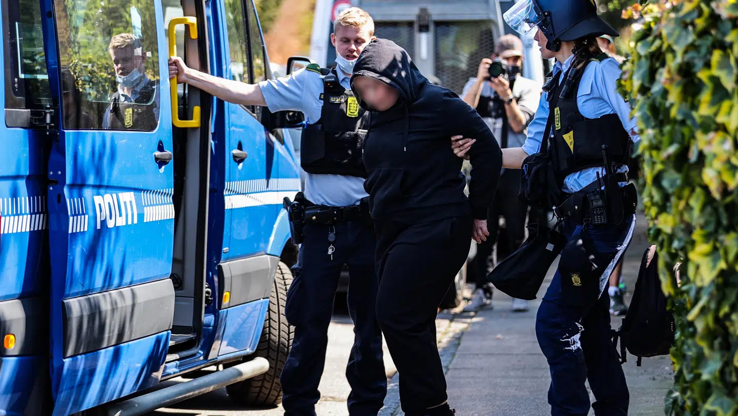 Syv personer blev anholdt lørdag under besættelse af et hus i Hellerup.
