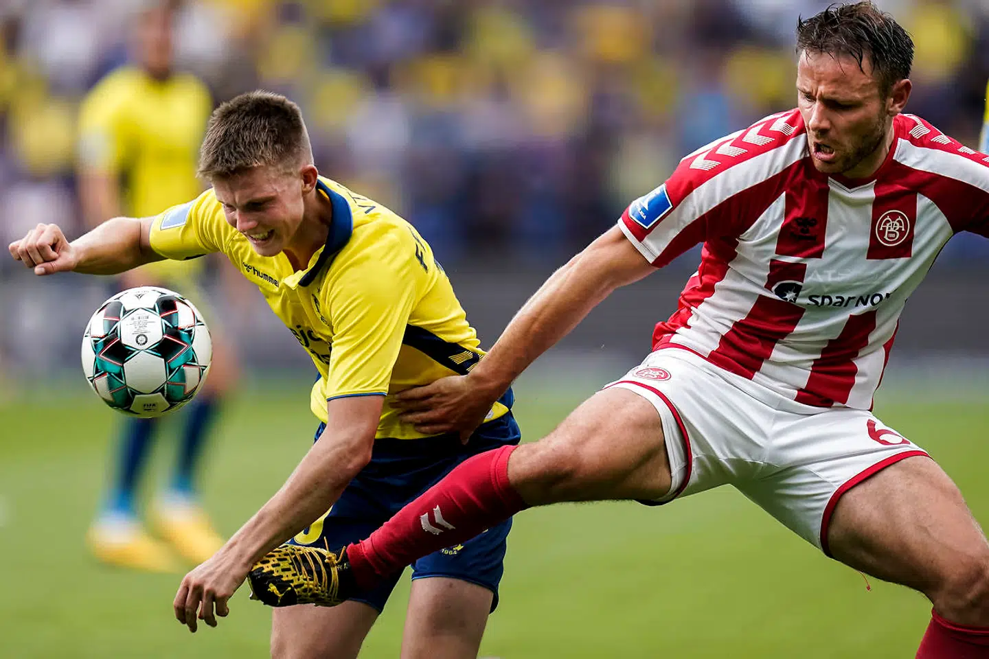 Kristoffer Pallesen (th.) her i duel med Brøndbys Morten Frendrup. Billedet er fra juli 2020.